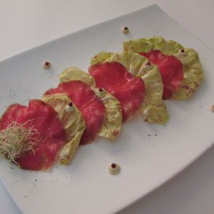 Salada nobile di Wagyū e radicchio variegato con vinagrette alla senape antica e pepe rosa