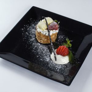 Monoporzione di millefoglie chantilly e fragole/sacher