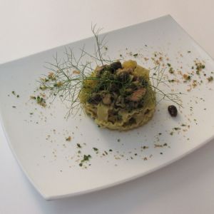 Reginette siciliane con ragù di palamita mediterraneo,uvetta sultanina,pinoli, olive e oro di mollica
