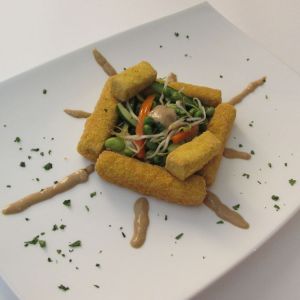 Tofu in dorata di mais con verdurine wook,alfalfa e riduzione di salsa di soia