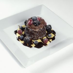 Tortino alla gianduja con frutti di bosco